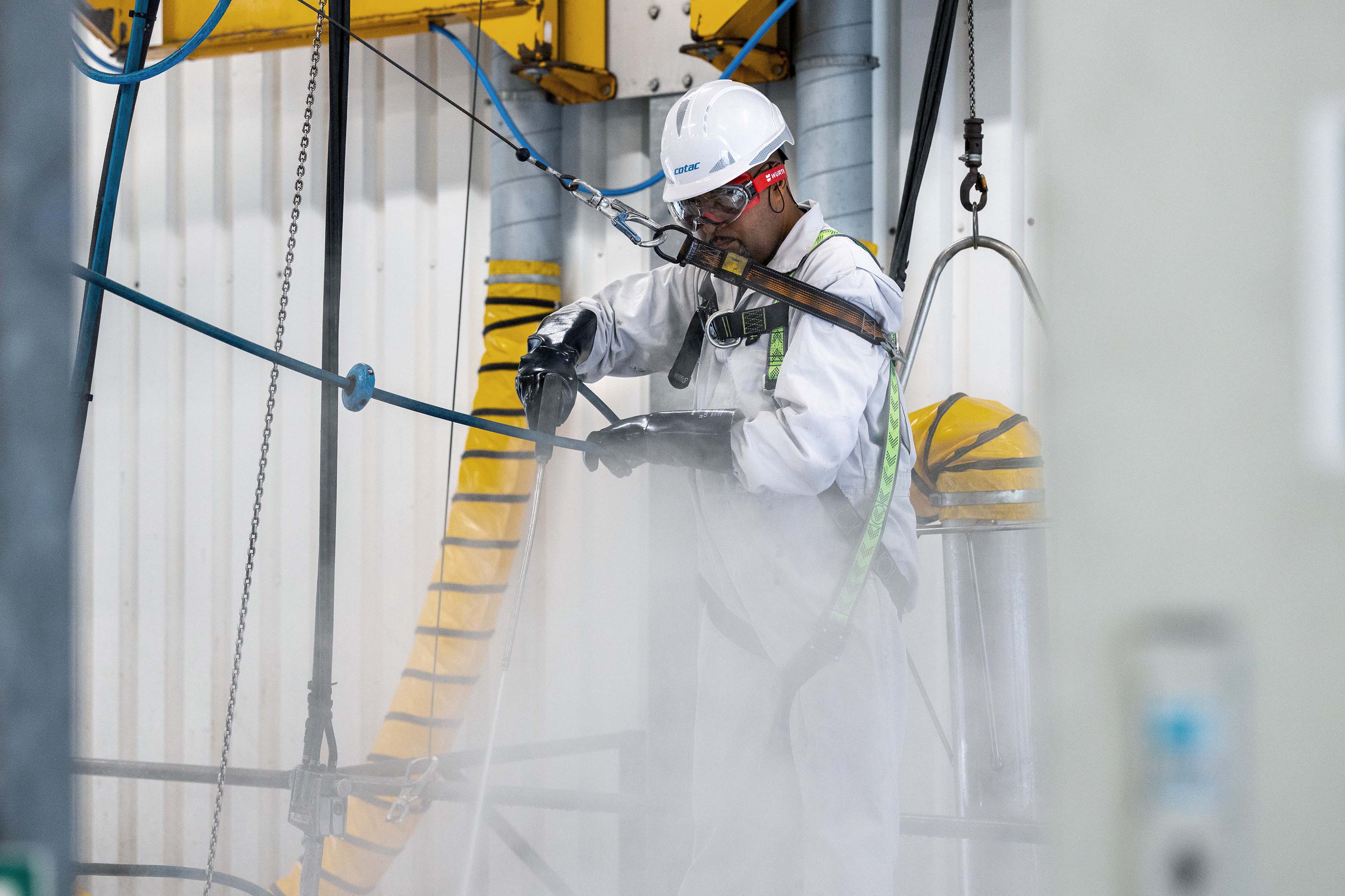 VÆRKSTED OG RENGØRING Rengøring af tankcontainer på et rengøringsanlæg.
