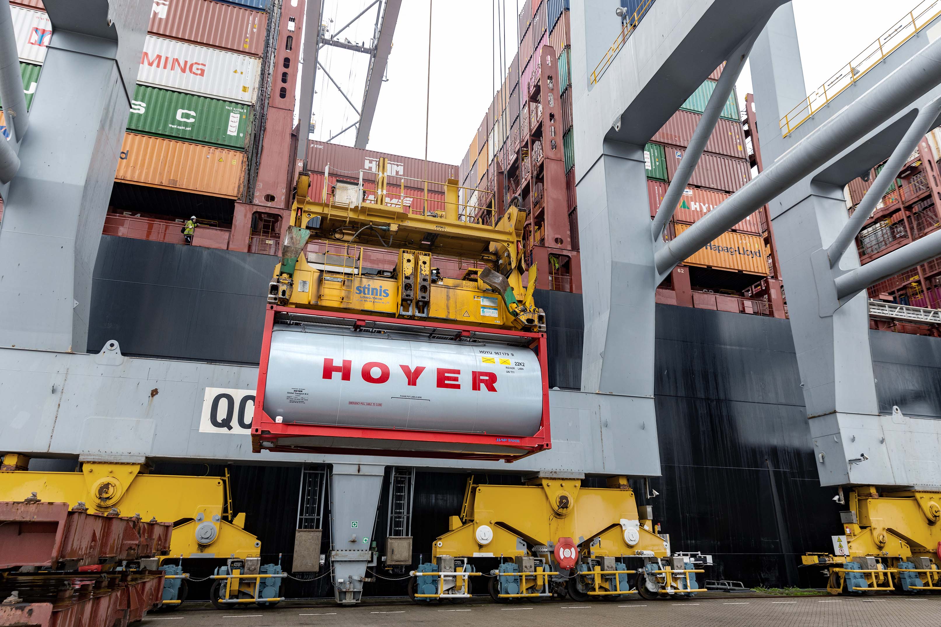 GLOBAL TRANSPORTLOGISTIK HOYER tankcontainer lastes ombord på et fragtskib på en containerterminal